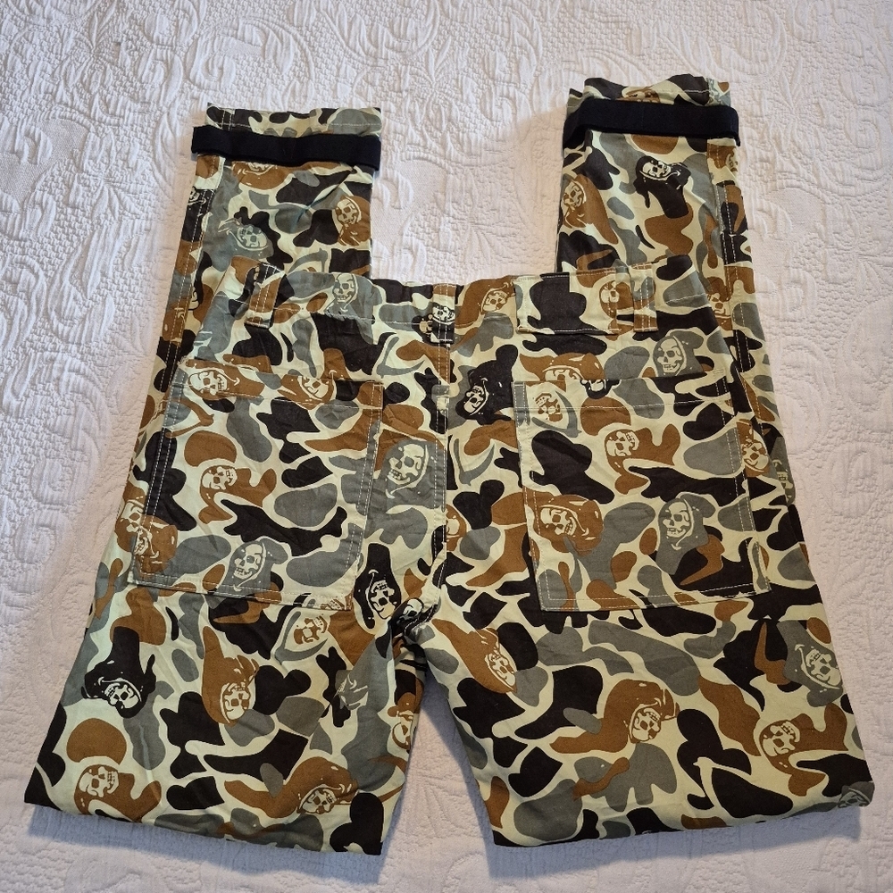 Broken Promises women's size 34 Grim Reaper design camo pants EUC or better - Picture 5 of 11